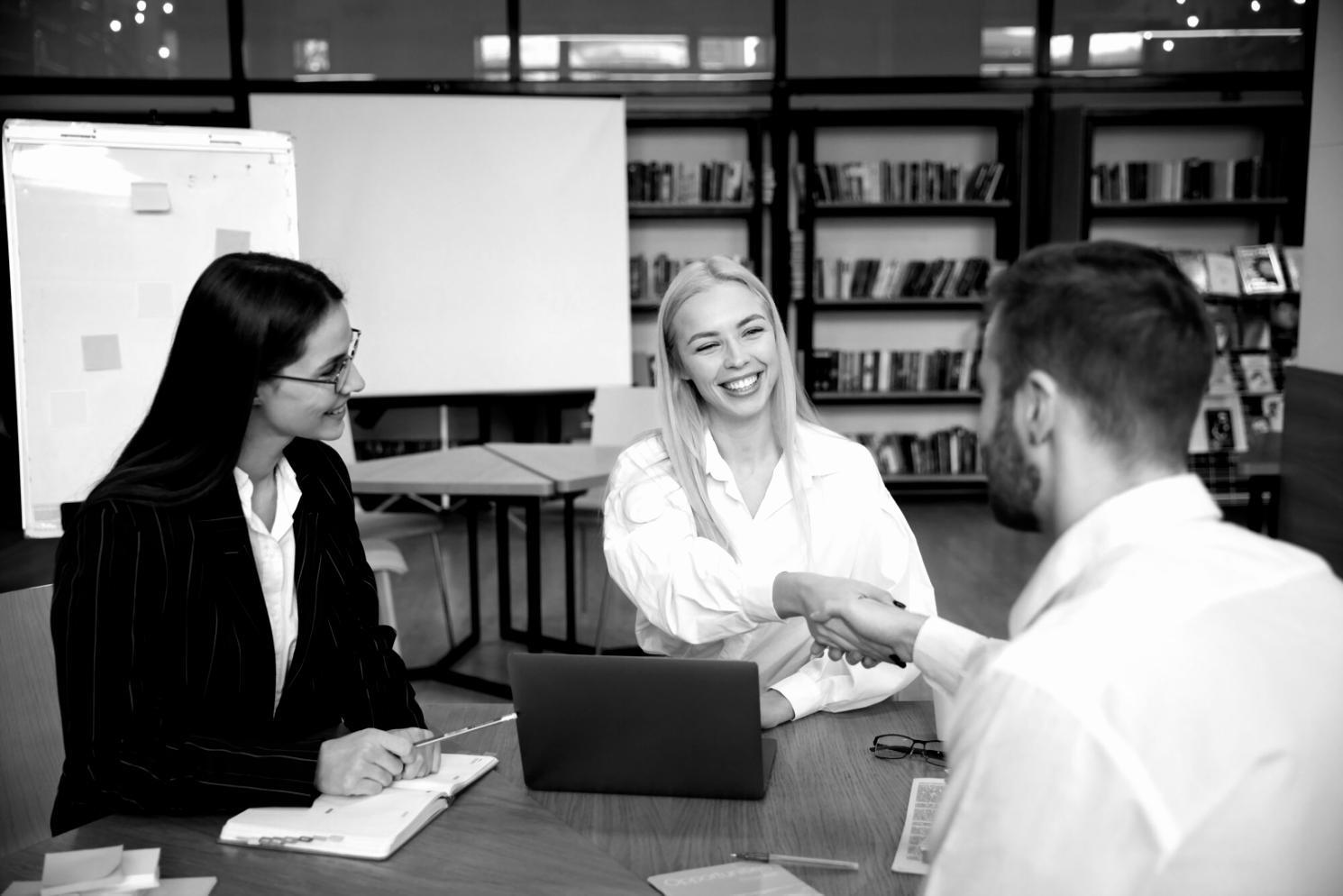 Comunicación empresarial efectiva en reuniones de trabajo