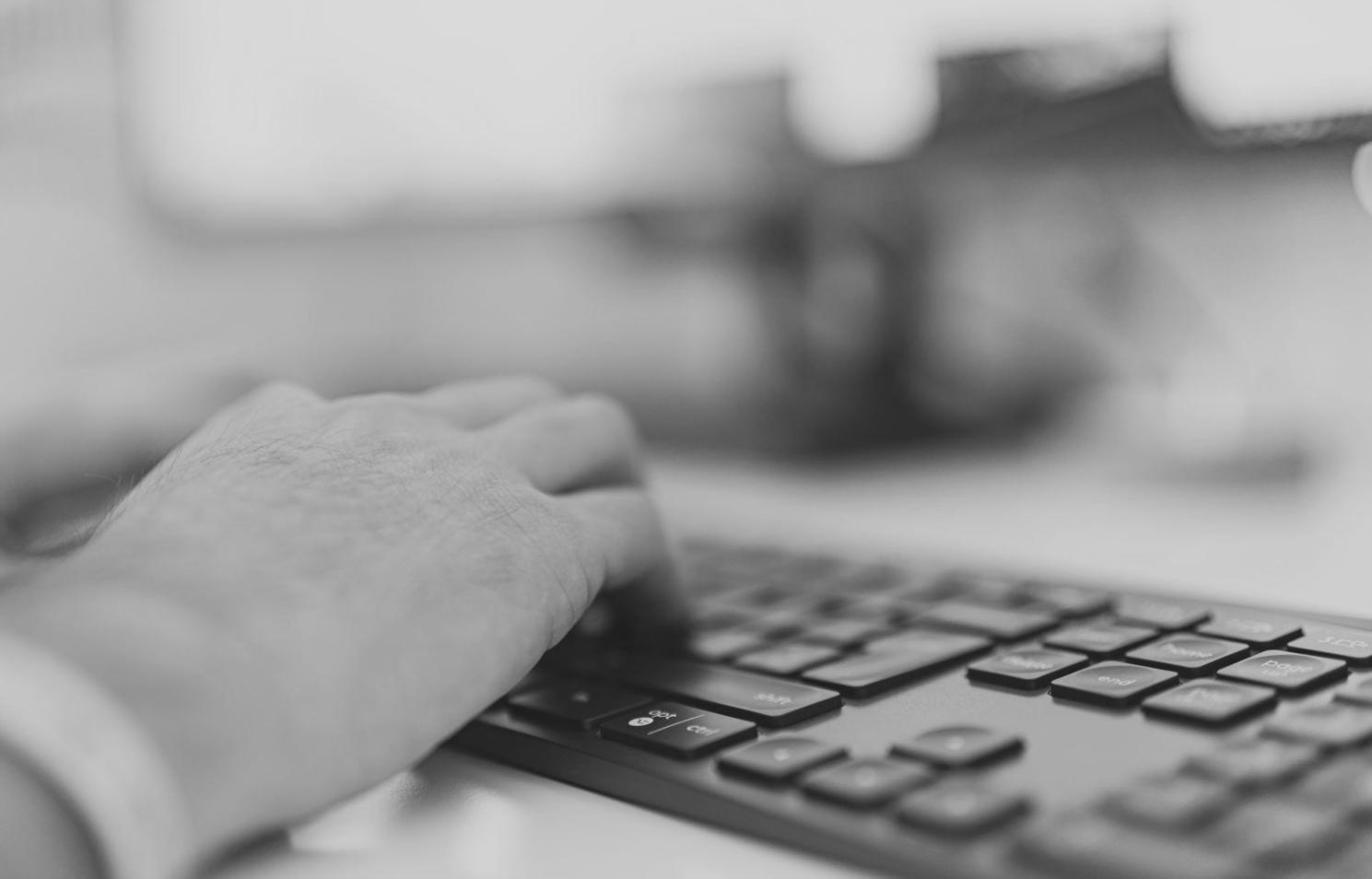 Equipo analizando estrategias de comunicación financiera en oficina moderna