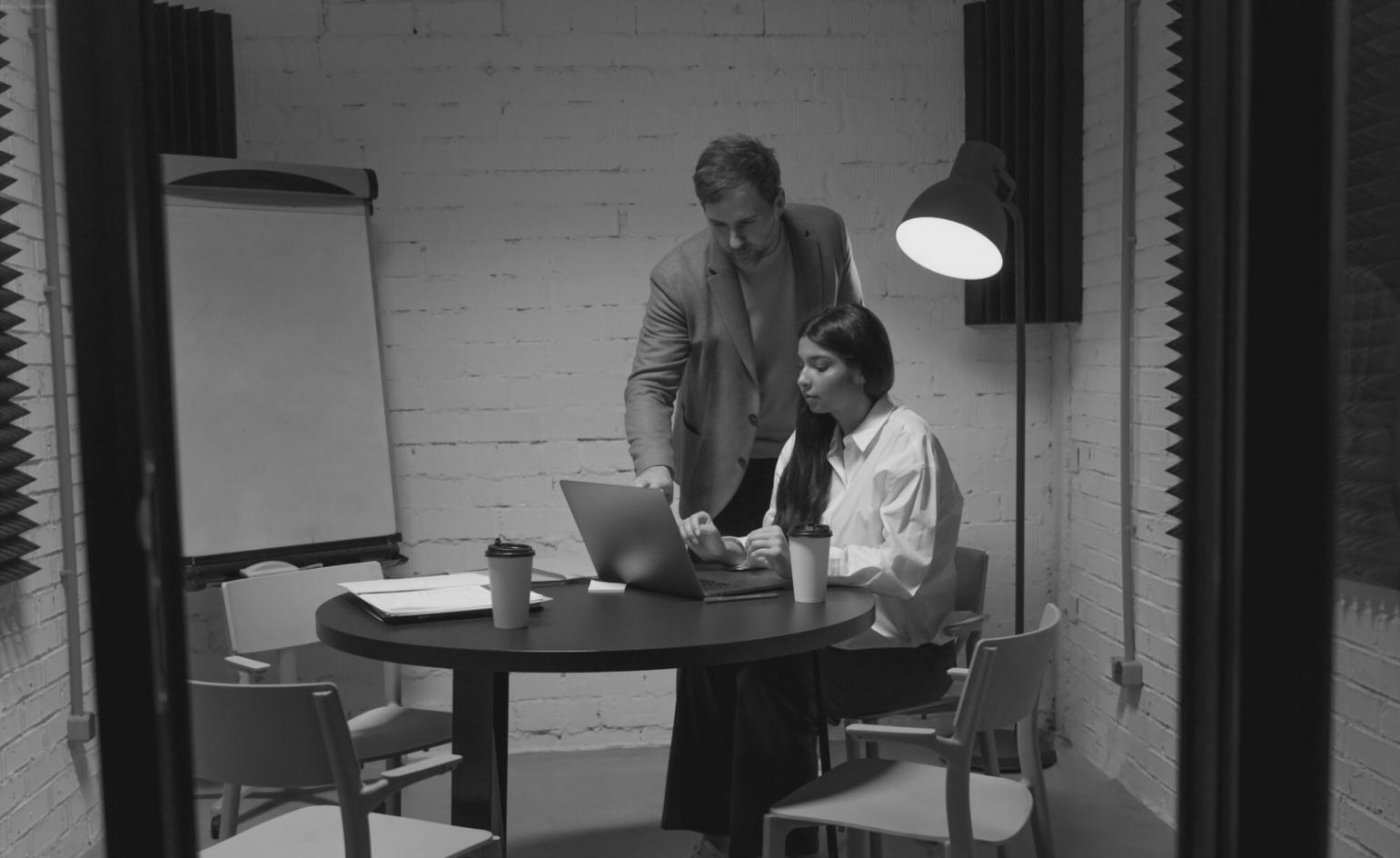 Profesionales en reunión estratégica desarrollando comunicación empresarial efectiva