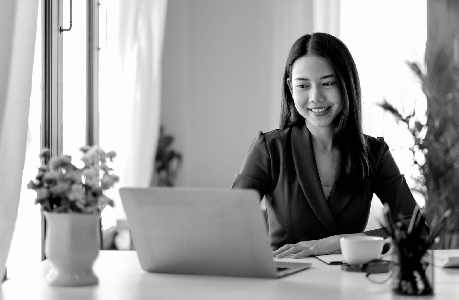 Profesional presentando datos financieros con técnicas de comunicación avanzadas