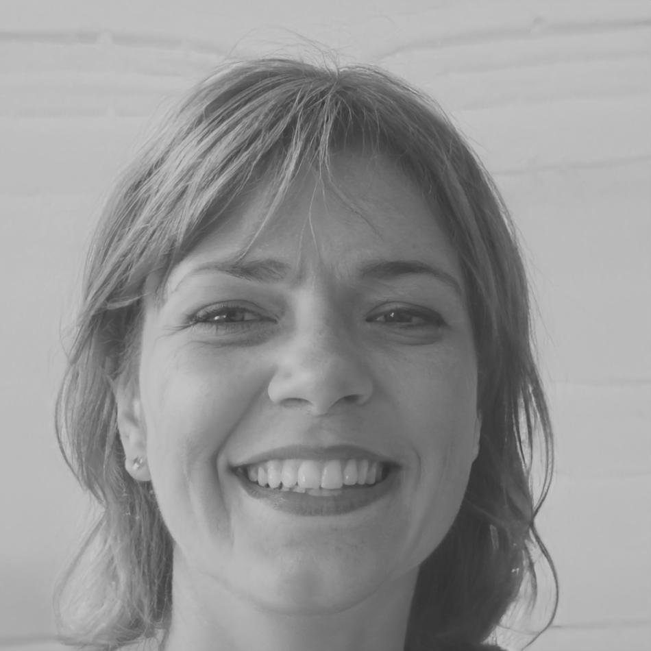 Retrato profesional de consultora especializada en comunicación empresarial