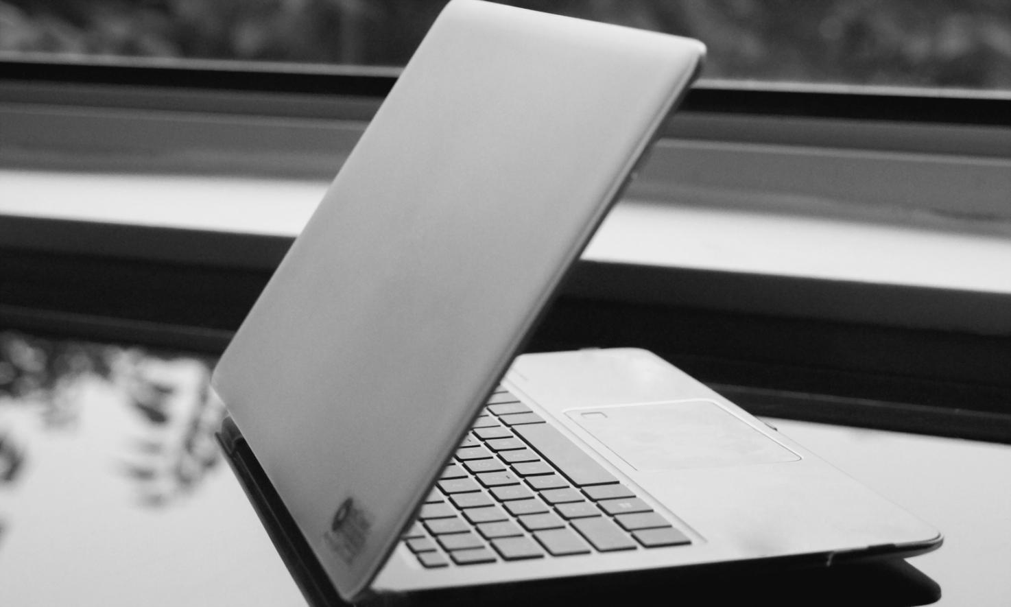 Profesionales discutiendo estrategias financieras en un ambiente moderno y colaborativo