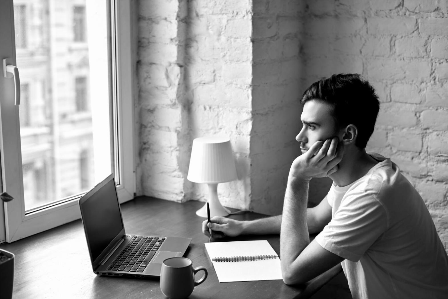 Equipo de zolterinva trabajando en estrategias financieras para empresas españolas