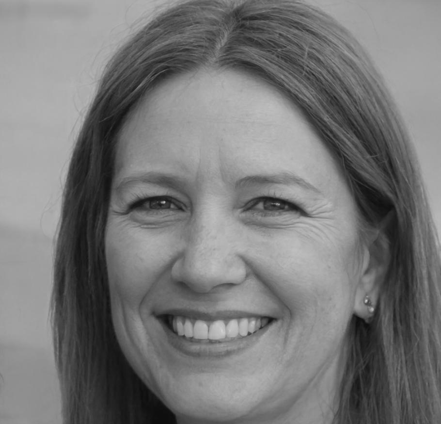 Retrato profesional de experta en formación empresarial y desarrollo de habilidades